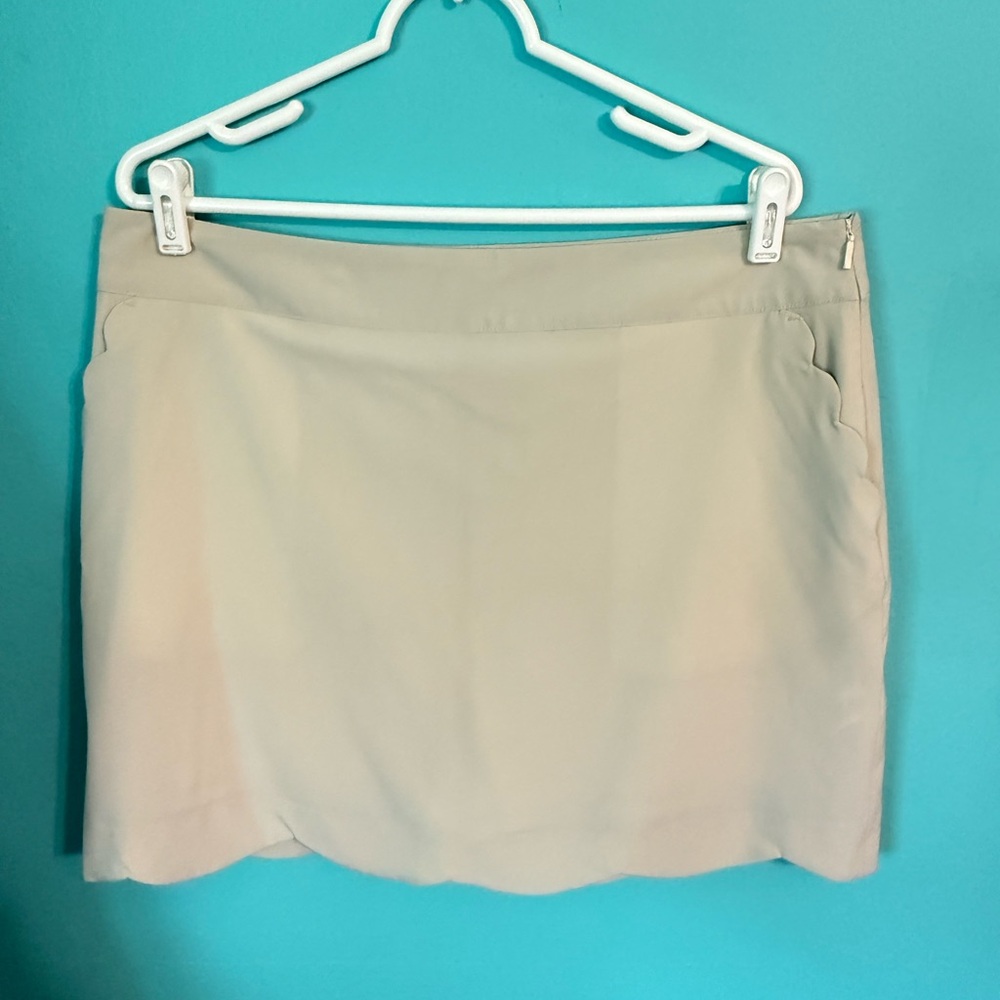 EUC Women’s Vineyard Vines Beige Scalloped Bottom Skorts Size 16